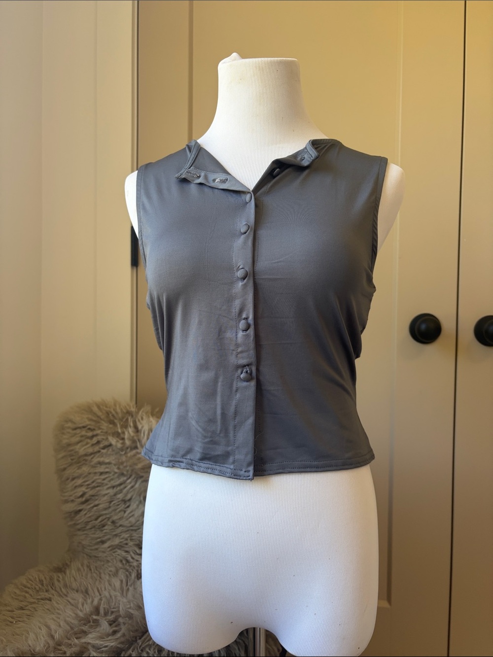 PrettyLittleThing Sleeveless Button-Up Crop Top in Charcoal size us4